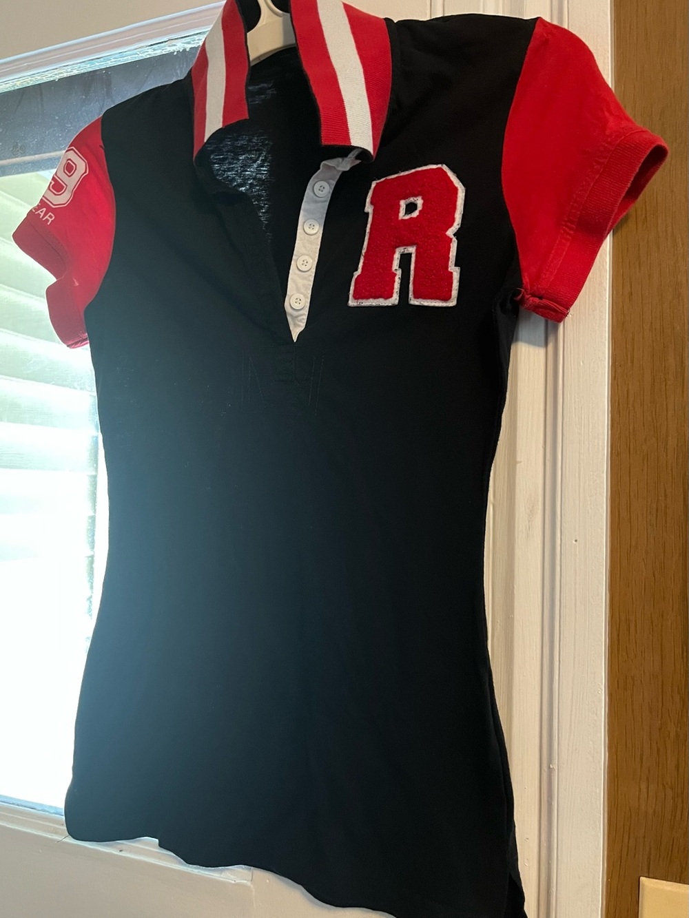 🔥5/$20🔥Used Women’s Rocawear Black Polo Top with Red Sleeves Jersey Style Shirt